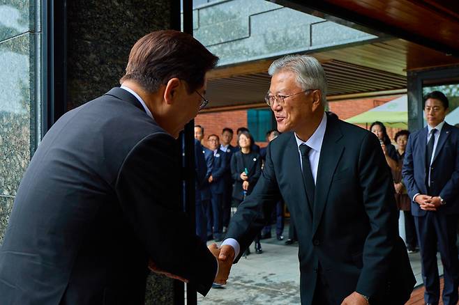 이재명 대통령이 23일 경남 김해 봉하마을 고 노무현 전 대통령 사저에서 문재인 전 대통령과 인사하고 있다. 청와대 제공