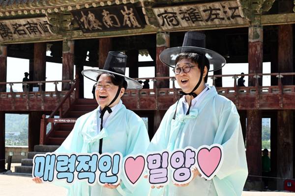 지난 15일 최휘영(오른쪽) 문화체육관광부 장관과 이정곤 밀양시장 권한대행이 영남루에서 '반하다 밀양 반값 여행' 인증사진을 촬영하고 있다. / 밀양시