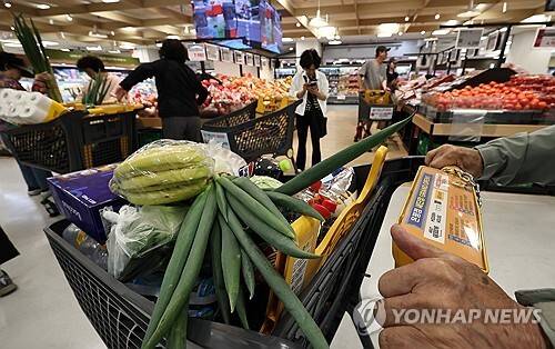 대형마트 의무휴업 평일 전환 이후 소비 흐름 변화가 나타나고 있는 가운데 시민들이 대형마트에서 장을 보고 있다. 연합뉴스 제공
