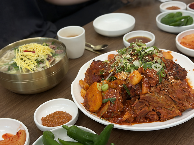 등뼈와 칼국수 조합의 든든뼈칼국수. 김현목 기자