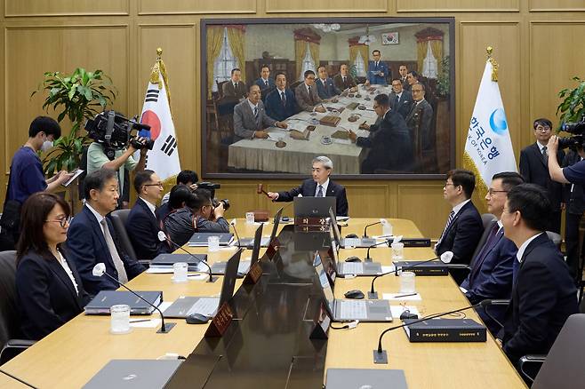 신현송 한국은행 총재가 28일 5월 금융통화위원회 본회의에서 회의를 주재하고 있다.(사진제공=한국은행)