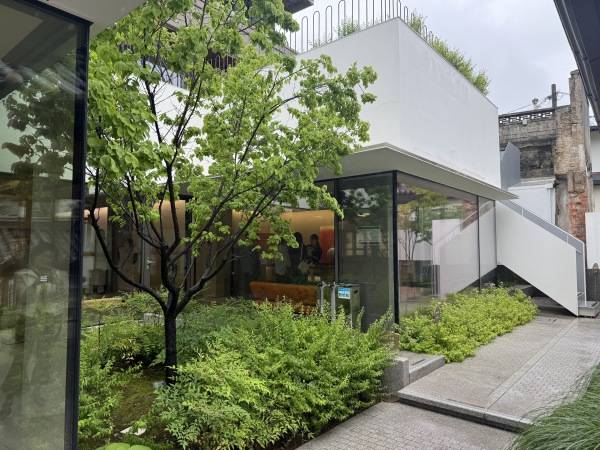 서울 종로구 북촌 한옥마을에 위치한 '설화수의 집' 내 한옥과 양옥을 잇는 중간 마당./사진=김견희 기자