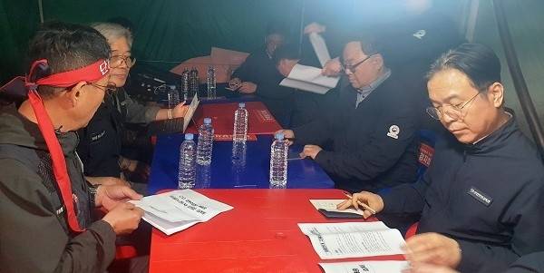 ▲김영훈 고용노동부 장관(오른쪽), 4월 20일 경남 진주시 CU 진주물류센터 화물연대 집회 현장 방문.사진=연합뉴스