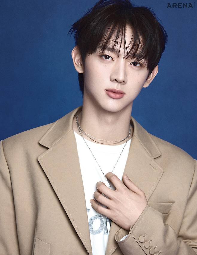 유승언 재킷 자개, 이너 톱 피터 우, 네크리스 포뮬로 제품.