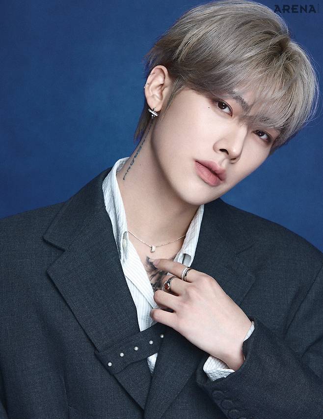 리키 재킷 자개, 이너 셔츠·이어링·네크리스·링 모두 스타일리스트 소장품.