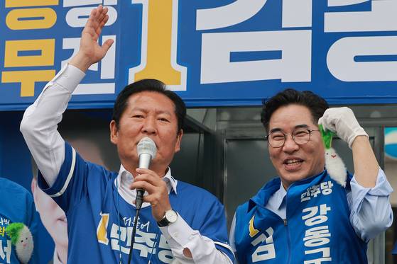 더불어민주당 정청래 총괄상임선거대책위원장이 28일 서울 강동구 암사역사거리에서 김종무 강동구청장 후보에 대한 지지를 호소하고 있다. 〈사진=연합뉴스〉
