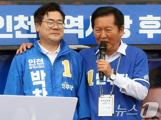 정청래 더불어민주당 대표가 27일 오후 인천 강화군 강화풍물시장에서 유권자들에 지지를 호소하고 있다. 2026.5.27 ⓒ 뉴스1 황기선 기자