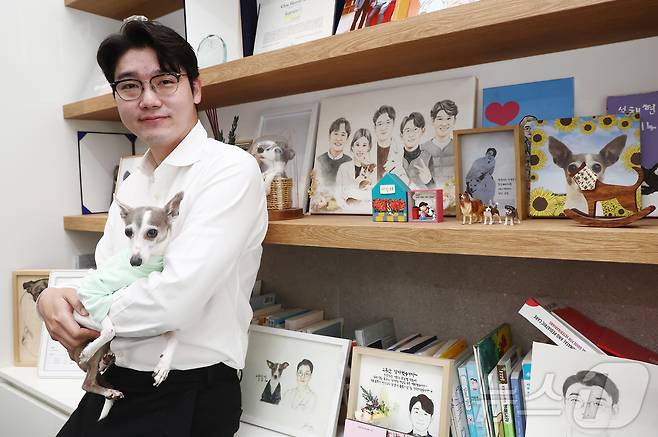 설채현 수의사가 21일 서울 강남구 반려동물 복합문화공간 놀로스퀘어 사무실에서 뉴스1과 인터뷰에 앞서 반려견 세상이와 함께 포즈를 취하고 있다. ⓒ 뉴스1 김민지 기자