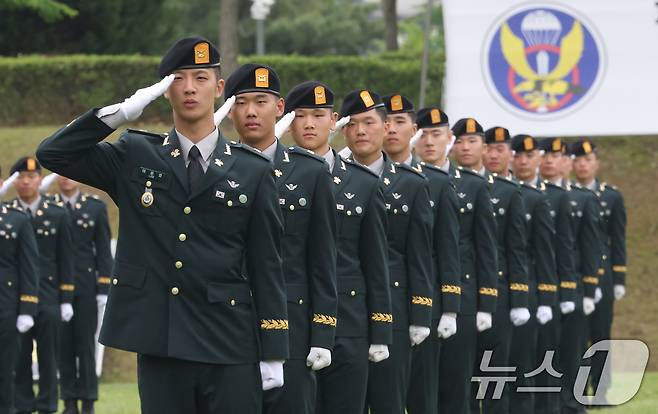 28일 경기 광주시 육군 특수전학교에서 열린 '특전부사관 263기 임관식'에서 신임 특전부사관들이 경례를 하고 있다. 2026.5.28 ⓒ 뉴스1 김영운 기자
