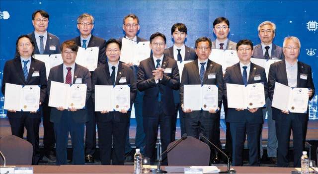 27일 서울 용산구 드래곤시티에서 열린 K-문샷 출범식에서 배경훈 부총리 겸 과학기술정보통신부 장관(앞줄 가운데)과 프로젝트 총괄관리자 12명이 기념 사진을 찍고 있다. /과학기술정보통신부