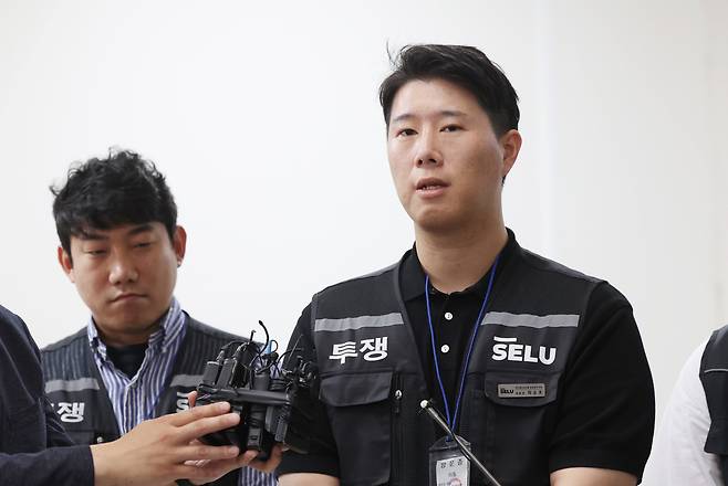 최승호(오른쪽) 삼성그룹 초기업노동조합 삼성전자지부(초기업노조) 위원장. /뉴스1