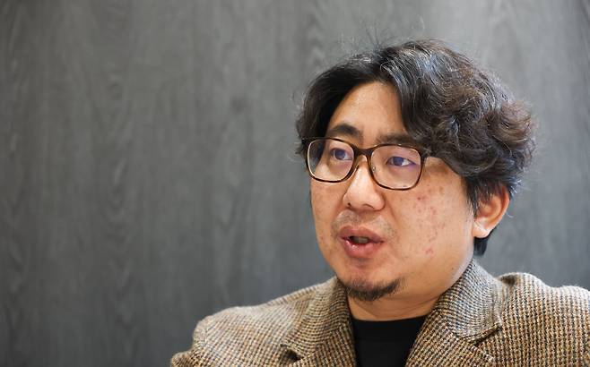 지난 3월 서울 강남구의 한 공유오피스에서 블라인드 문성욱 대표가 본지와 인터뷰 갖고 있다./ 고운호 기자