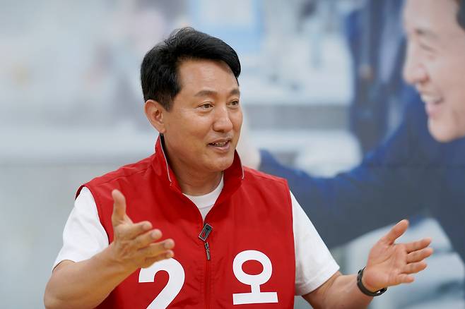 오세훈 국민의힘 서울시장 후보가 25일 서울 종로구 선거사무소에서 주요 공약을 설명하고 있다. /오세훈 캠프 제공