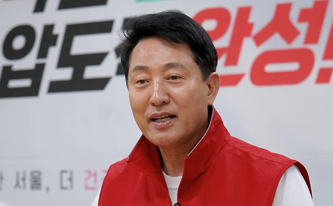 오세훈 국민의힘 서울시장 후보가 25일 서울 종로구 선거사무소에서 주요 공약을 설명하고 있다. /오세훈 캠프 제공