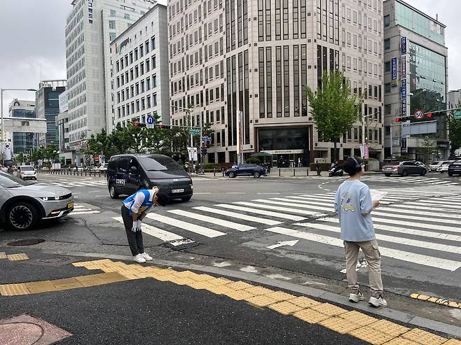 28일 오전 대전 서구 서대전세무서네거리에서 한 시의원 후보가 시민을 향해 인사하고 있는 모습. 우수아 기자
