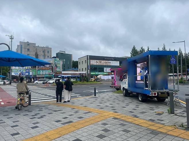 28일 오전 대전 유성구 충대정문오거리에서 한 교육감 후보 거리 유세가 진행되고 있는 모습. 우수아 기자