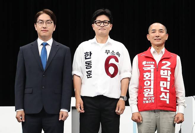 하정우 더불어민주당 부산 북구갑 국회의원 후보(왼쪽부터), 한동훈 무소속 부산 북구갑 국회의원 후보, 박민식 국민의힘 부산 북구갑 국회의원 후보가 28일 오후 부산 동구 부산MBC에서 열린 북구갑 국회의원 보궐선거 토론회에서 앞서 기념촬영을 하고 있다. 2026.5.28. 뉴스1
