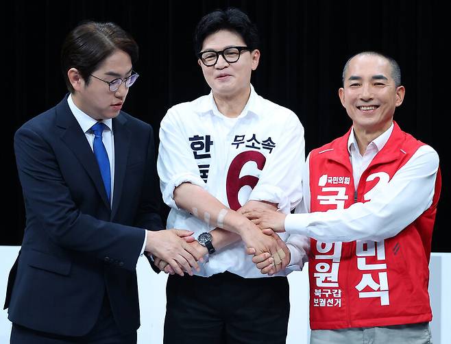 28일 오후 부산 동구 부산문화방송(MBC)에서 열린 부산 북갑 보궐선거 후보자 토론회에서 더불어민주당 하정우(왼쪽부터), 무소속 한동훈, 국민의힘 박민식 후보가 토론에 앞서 손을 맞잡고 있다. 연합뉴스