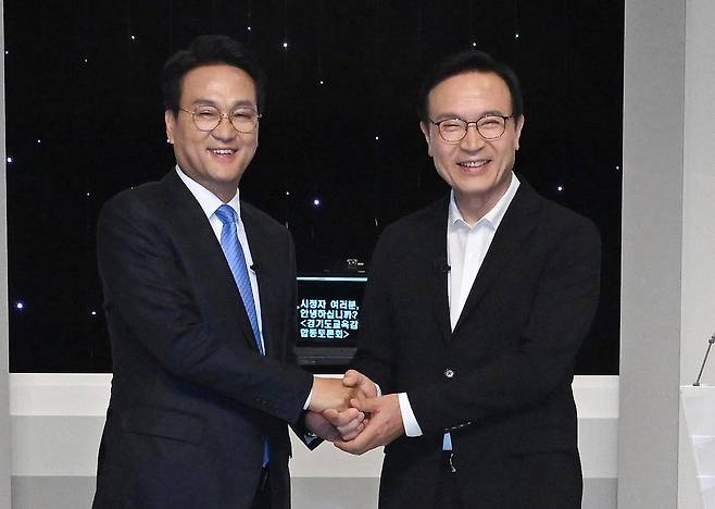 26일 서울 마포구 SBS프리즘타워에서 열린 제9회 전국동시지방선거 경기도교육감 후보자 토론회에서 안민석(왼쪽) 후보와 임태희 후보가 기념촬영을 하고 있다. 뉴시스
