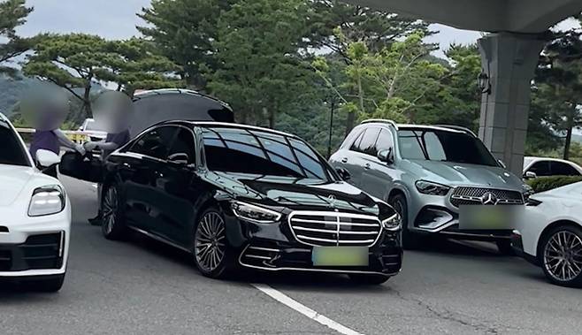 호화 골프장에서 발견된 벤츠 S클래스. 국세청 제공