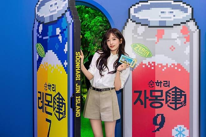 롯데칠성음료의 과실 탄산주 브랜드 '순하리 진'이 지난달 30일부터 이달 10일까지 서울 성동구 성수동에서 '순하리찐 아일랜드' 팝업 스토어 행사를 열었다. 11일간 펼쳐진 팝업에는 1만2,000여 명의 방문객이 찾으며 성황리 종료됐다. 사진은 순하리찐 아일랜드에 방문한 순하리 진 모델 아이브 안유진이 기념촬영을 하는 모습. 롯데칠성음료 제공