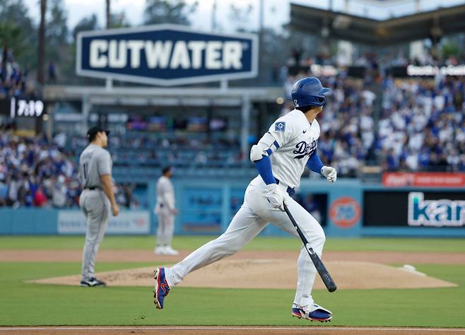 <yonhap photo-5233=""> LOS ANGELES, CALIFORNIA - MAY 27: Shohei Ohtani #17 of the Los Angeles Dodgers hits a solo home run of Tomoyuki Sugano #11 of the Colorado Rockies, to take a 1-0 lead, during the first inning at Dodger Stadium on May 27, 2026 in Los Angeles, California. Harry How/Getty Images/AFP (Photo by Harry How / GETTY IMAGES NORTH AMERICA / Getty Images via AFP)/2026-05-28 12:56:53/ <저작권자 ⓒ 1980~2026 ㈜연합뉴스. 무단 전재 재배포 금지, AI 학습 및 활용 금지></yonhap>