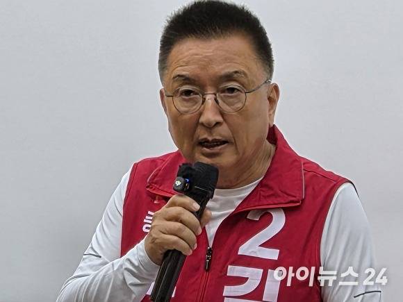 국민의힘 김영환 충북도지사 후보가 28일 충북도청에서 기자회견을 열고 사전투표 참여를 독려하고 있다. [사진=이용민 기자]