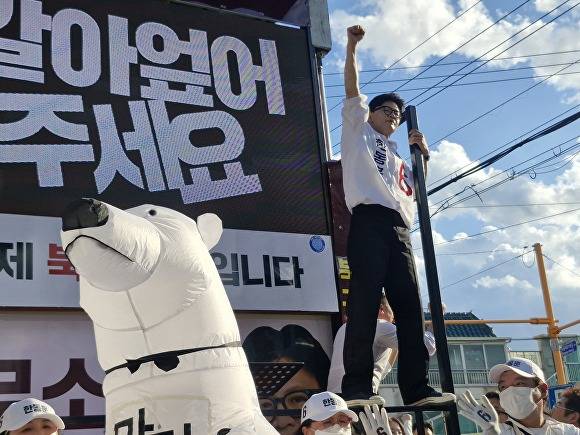 한동훈 부산 북구갑 보궐선거 무소속 후보가 28일 구포시장 쌈지공원에서 열린 집중유세에서 발언을 하고 있다. [사진=박채오 기자]