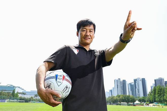 이정효 수원 삼성 감독은 동기생 천재 안정환을 향한 열등감을 자양분 삼아 2026년 한국 축구에서 가장 뜨거운 사령탑으로 우뚝 섰다. 김종호 기자