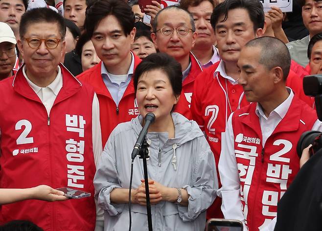 박근혜 전 대통령이 27일 부산 기장군 기장시장을 방문해 박형준 부산시장 후보와 박민식 부산 북갑 국회의원 재보궐 후보에 대한 지지를 호소하고 있다. 뉴스1