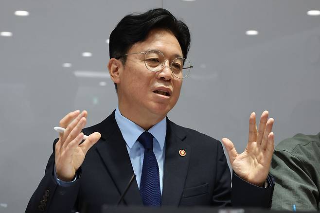 김영훈 고용노동부 장관이 27일 정부세종청사 고용노동부 기자실에서 열린 출입기자단 차담회에서 삼성전자 노사문제 등 노동 현안에 대해 발언하고 있다. 연합뉴스