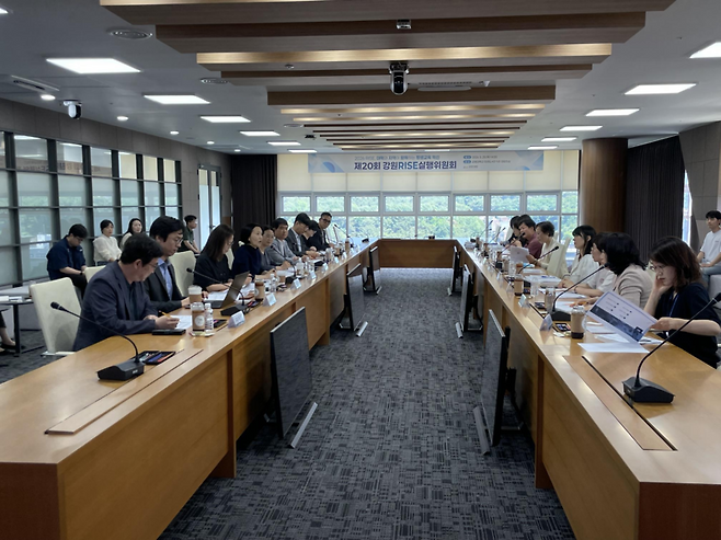 ▲ 강원RISE센터는 28일 강원대 미래도서관에서 제20회 강원RISE실행위원회를 열고 대학과 시·군 협력 기반의 평생교육 운영 방향을 논의했다. 강원도 제공