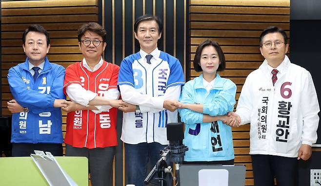 6·3 지방선거 경기 평택을 재선거에 출마하는 김용남 더불어민주당 후보, 유의동 국민의힘 후보, 조국 조국혁신당 후보, 김재연 진보당 후보, 황교안 자유와혁신 후보(왼쪽부터)가 지난 27일 서울 양천구 목동 CBS에서 열린 <박재홍의 한판승부> 초청 토론회에서 기념 촬영을 하고 있다. 노컷뉴스 제공