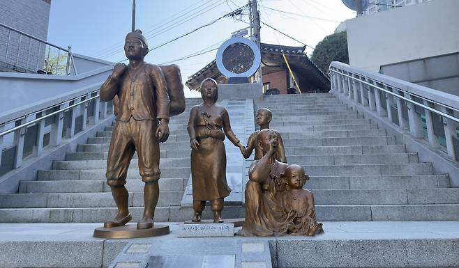 A statue depicting a family on their journey to seek refuge stands near the Provisional Capital Memorial Hall in Seo District, Busan. [WOO JI-WON]