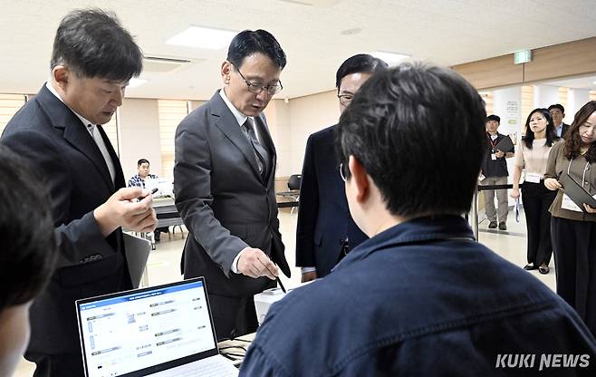 홍종완 충남도지사 권한대행이 28~29일 사전투표를 앞두고 투·개표소 현장점검에 나서고 있다.