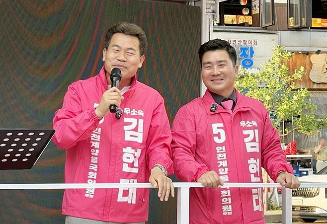 무소속 김현태 인천 계양을 국회의원 후보(왼쪽)가 유튜버 전한길씨와 계양구 일대에서 차량에 올라 유세를 하고 있다. 김현태 캠프 제공