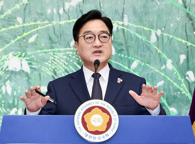 우원식 국회의장이 제22대 국회 전반기 의장 임기 종료를 하루 앞둔 28일 국회에서 열린 퇴임 기자회견에서 소회를 밝히고 있다. 연합뉴스