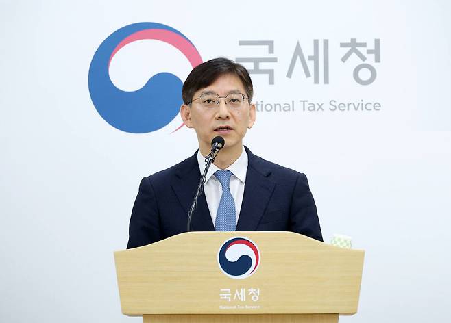 안덕수 국세청 조사국장이 28일 정부세종2청사에서 법인소유 차량 사적 사용 혐의에 대한 세무조사 실시 브리핑을 하고 있다. 국세청 제공