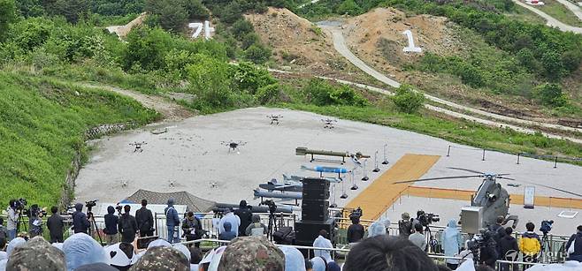 2026 합동화력훈련에 투입된 정찰 드론과 포탄 등 K방산 주요 장비가 포천시 영북면 승진과학화훈련장에서 국민참관단에게 전시되고 있다. 손지영기자