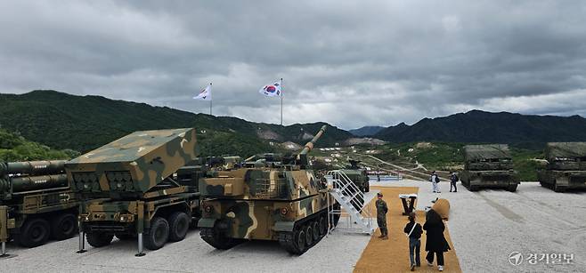 2026 합동화력훈련에 투입된 전차 등 K방산 주요 장비가 포천시 영북면 승진과학화훈련장에서 국민참관단에게 전시되고 있다. 손지영기자