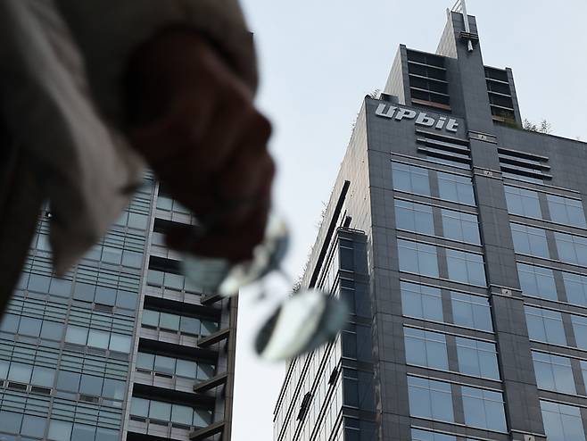 서울 서초구 두나무가 위치한 건물의 업비트 로고. [사진＝연합뉴스］