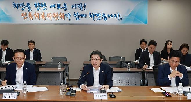 이억원 금융위원장(왼쪽)이 28일 오후 서울 중구 신용회복위원회 서민금융통합지원센터에서 열린 제5차 포용적 금융 대전환 회의를 주재하고 있다. 이날 회의에서 금융위는 연체자 보호를 위해 매입채권추심업을 등록제에서 허가제로 전환해 시장을 재편하는 방안을 발표했다.