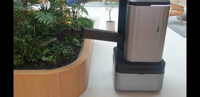 현대차·기아의 관수(灌水) 로봇 ‘달이 가드너(DAL-e Gardener)’가 식물에 물을 주고 있는 모습.  현대차·기아 제공