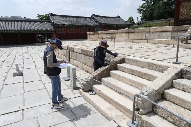 창덕궁 인정전 석재 조사 현장. 국가유산청 제공