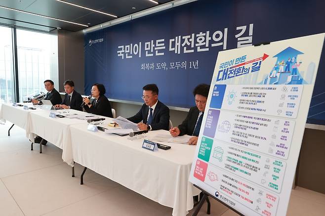 한성숙 중소벤처기업부 장관이 28일 서울특별시 마포구 SVC 서울에서 열린 “정부 출범 1주년 기자간담회”에서 모두발언을 하고 있다.  [중기부]