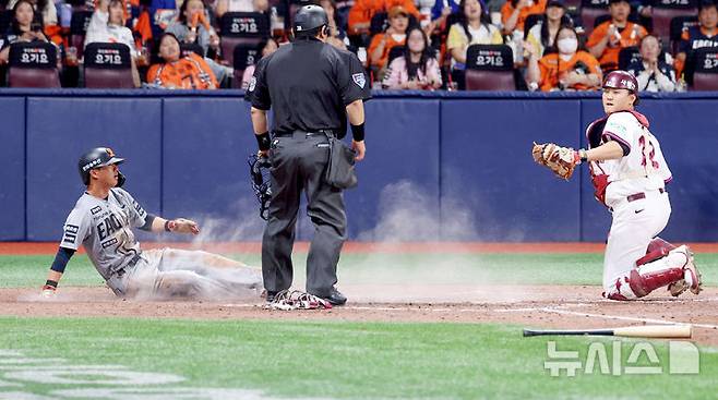 [서울=뉴시스] 김진아 기자 = 14일 서울 구로구 고척스카이돔에서 열린 2026 KBO 리그 한화 이글스와 키움 히어로즈의 경기, 7회초 1사 3루 한화 페라자 타석때 이원석이 홈에서 태그아웃되고 있다. 2026.05.14. bluesoda@newsis.com