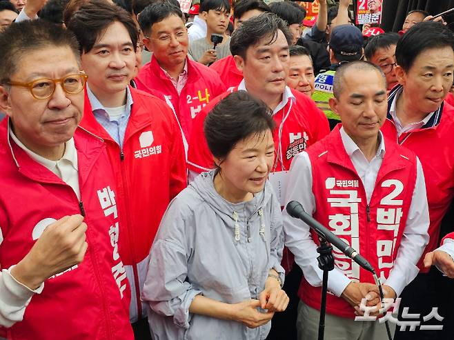 27일 오후 박근혜 전 대통령이 부산 기장시장을 방문해 국민의힘 후보 지원사격에 나섰다. 정혜린 기자