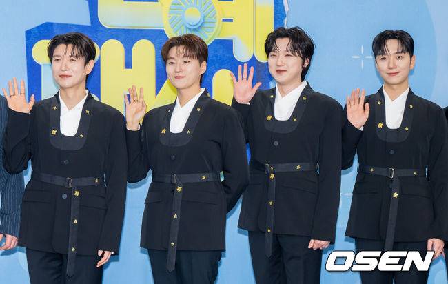 [OSEN=박준형 기자] &nbsp;2025 KBS 연예대상이 20일 오후 서울 여의도 KBS 신관 공개홀에서 진행됐다.이날 가수 이찬원, 배우 이민정, 코미디언 문세윤이 MC를 맡았다. 시청자들의 사전 선호도 조사와 생방송 문자 투표로 결정되는 ‘최고의 프로그램상’은 ‘2025 KBS 연예대상’의 하이라이트로 손꼽힌다. 올해는 ‘개그콘서트’, ‘1박 2일’, ‘불후의 명곡’, ‘슈퍼맨이 돌아왔다’, ‘살림하는 남자들’, ‘사장님 귀는 당나귀 귀’, ‘신상출시 편스토랑’, ‘더 시즌즈’까지 총 8팀이 후보에 올랐다.&nbsp;포레스텔라가 포즈를 취하고 있다.   2025.12.20 / soul1014@osen.co.kr