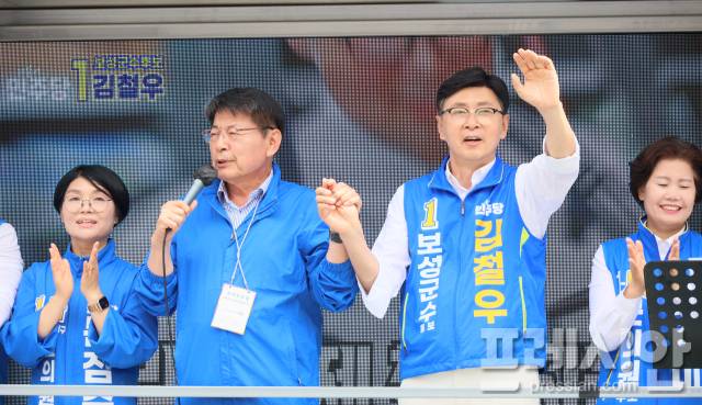 ▲사전투표를 하루 앞둔 28일, 더불어민주당 서삼석 국회의원이 보성 유세에 나섰다.서삼석 의원과 김철우 후보 모습. 2026.5.28ⓒ프레시안(위정성)