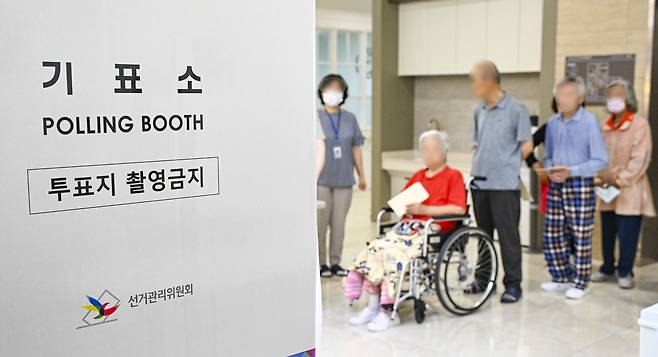 제9회 전국동시지방선거를 일주일 앞둔 27일 오후 경기 수원시 사과나무요양원에서 유권자들이 거소투표를 하고 있다. 뉴스1